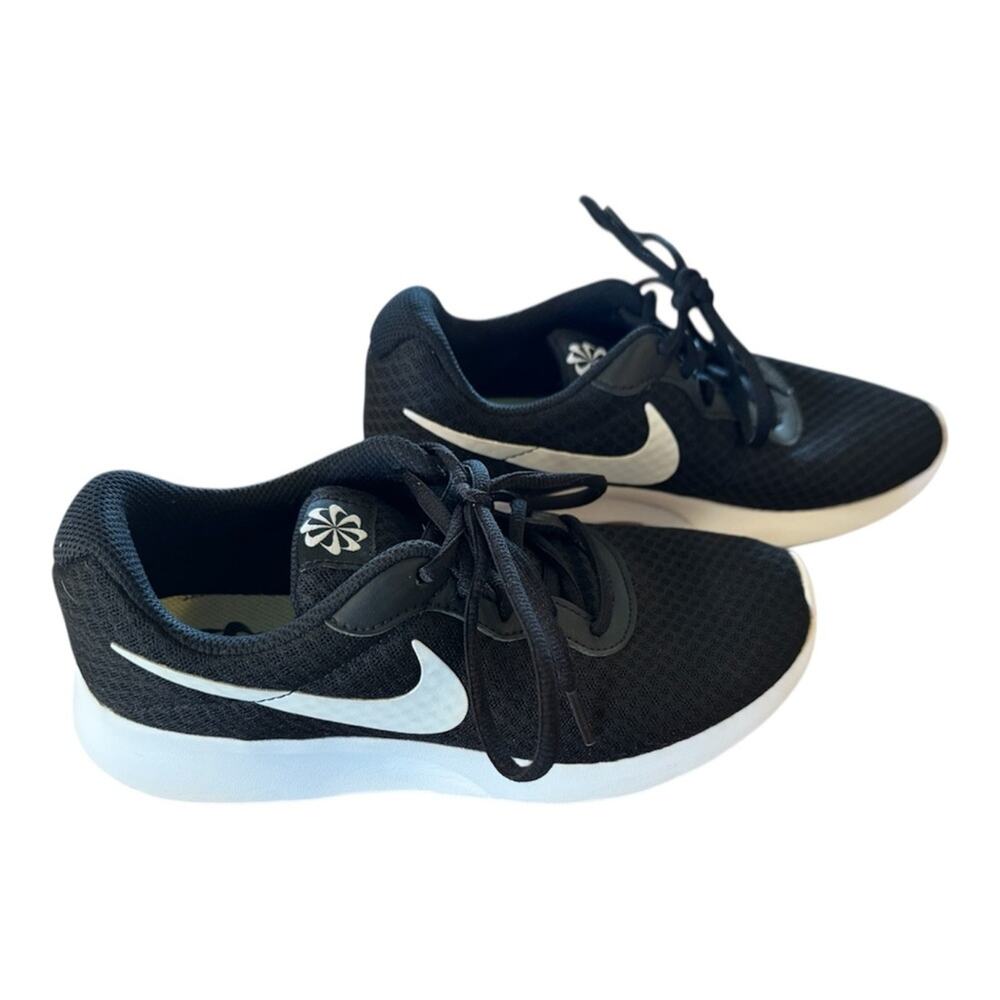 Nike Black & White Athletic Running Sneakers Womens Size 7 Casual Active